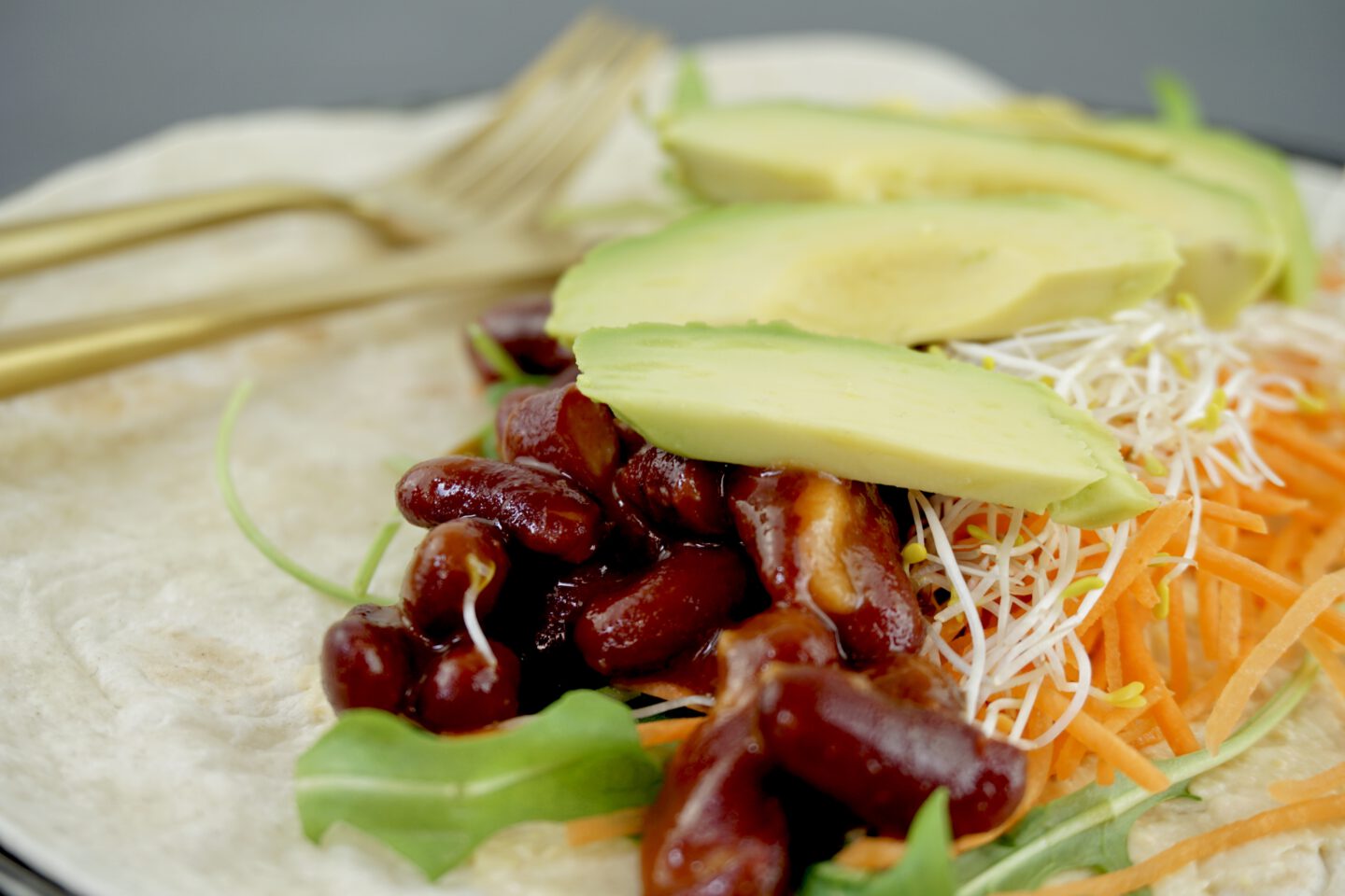 Vegan wraps met hummus en chilibonen main