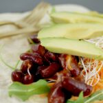Vegan wraps met hummus en chilibonen main