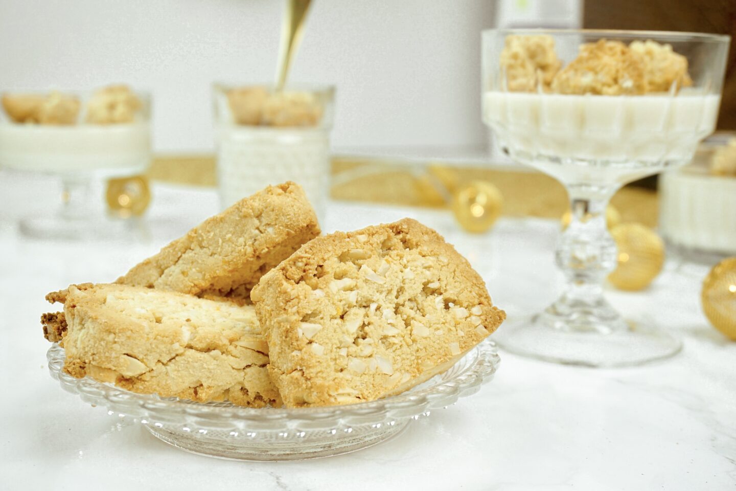foto van vegan biscotti in kerstsfeer met goud en wit